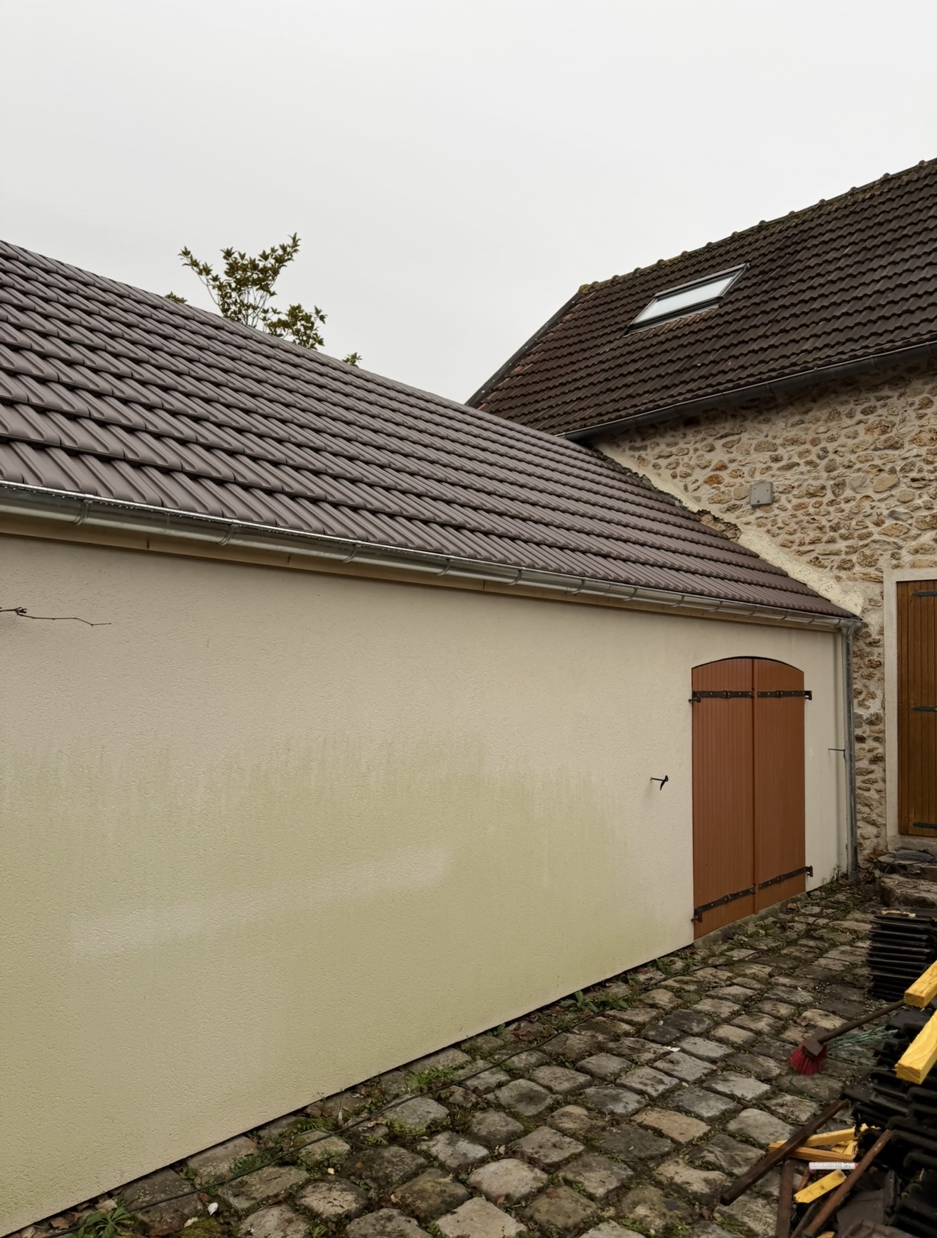 Toiture après intervention : nouvelle gouttière zinc installée sur toiture en tuiles