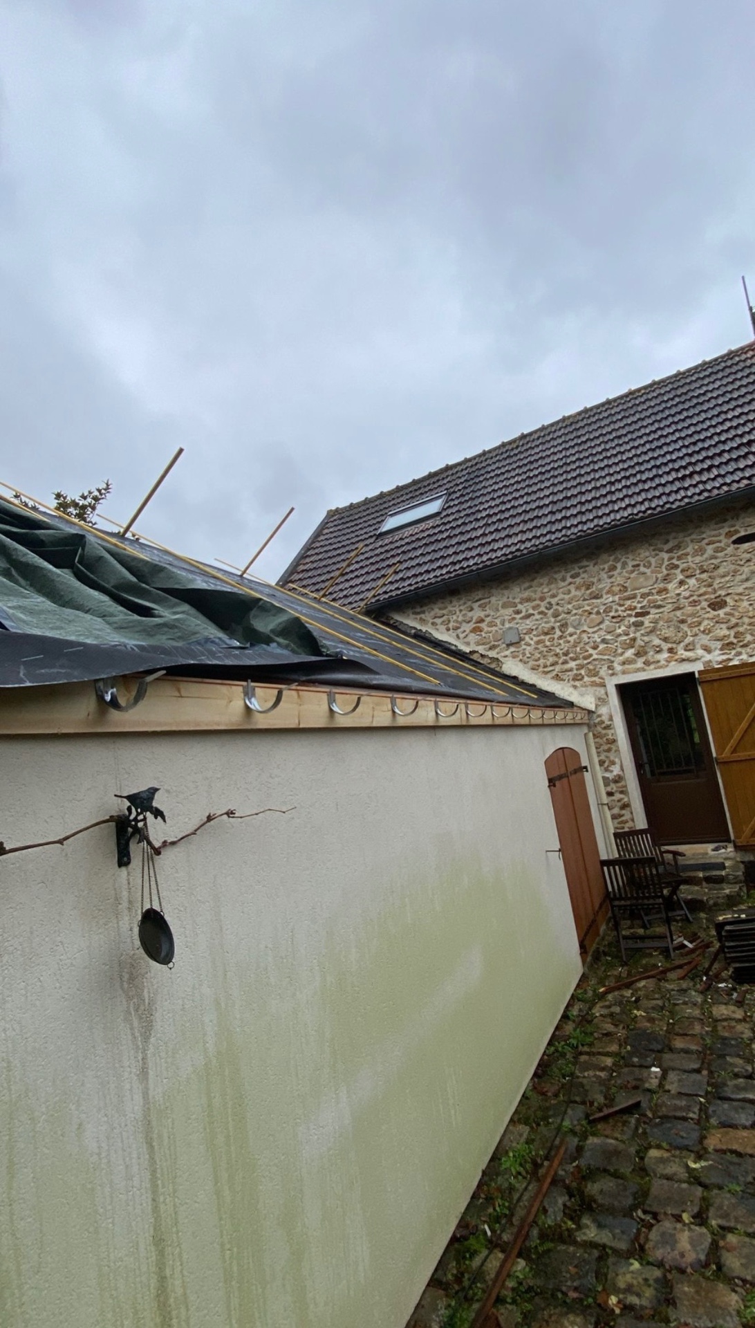 Toiture avant intervention : gouttière déposée, bâche de protection en place
