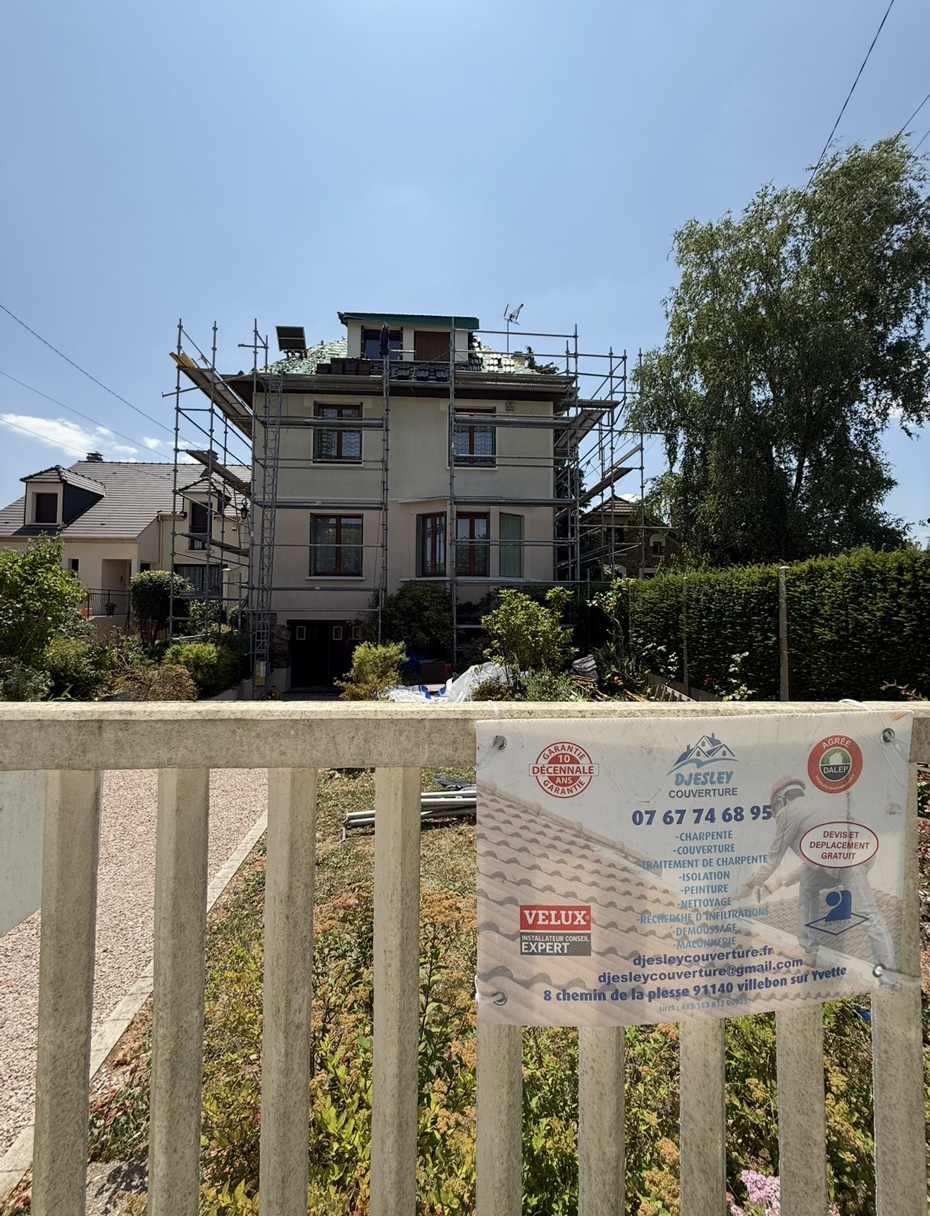 Chantier Djesley Couverture avec échafaudage sur maison bourgeoise